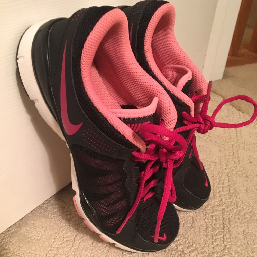 Tennis shoes